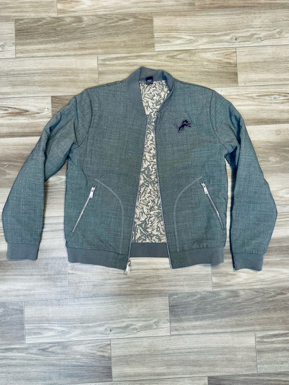 New GREYSON x DETROIT LIONS Women’s NFL Wool Gray Bomber Jacket, Medium - Picture 2 of 9